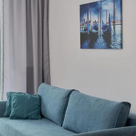 Blue Sky With Parking & Balcony By Renters Apartament