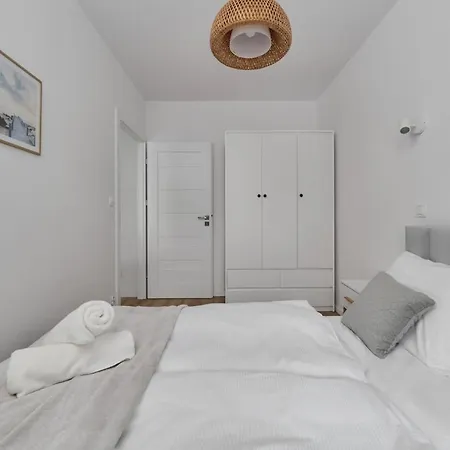 Blue Sky With Parking & Balcony By Renters